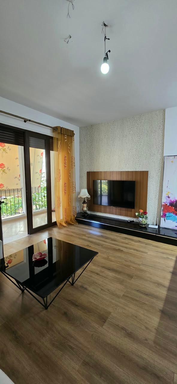 JEPET ME QIRA APARTAMENT 2+1+2 | VERANDË + 2 POSTE PARKIMI – Tiranë