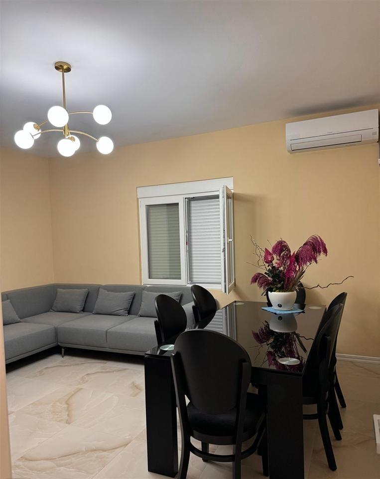 APARTAMENT ME QERA 2+1+2 SAUK 1100 EURO – Tiranë