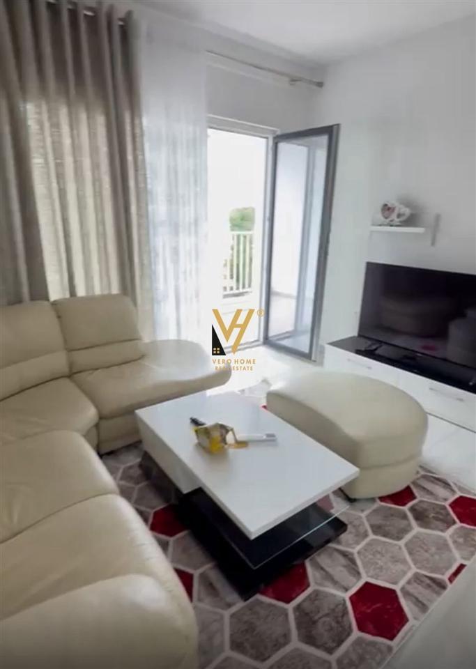 JEPET APARTAMENT 1+1 ME QERA TE ZOGU I ZI 650 EURO – Tiranë