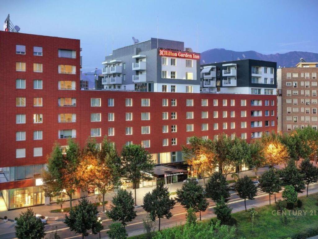 DYQAN/SHOWROOM ME QERA BUZE RRUGE TE HILTON HOTEL – Tiranë - 1
