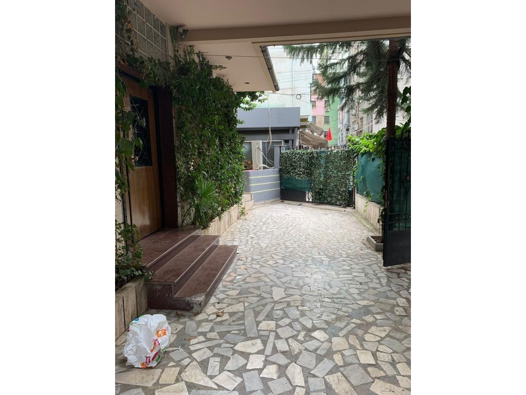 Jepet me qira ambient për zyra në zonën e ish-Bllok! – Tiranë - 1
