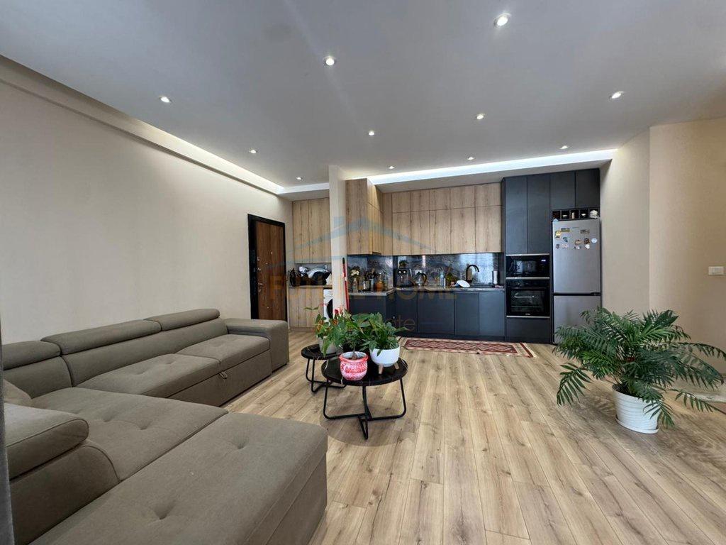 0692268458 Shitet, Apartament 2+1+2,Jordan Misja. – Tiranë