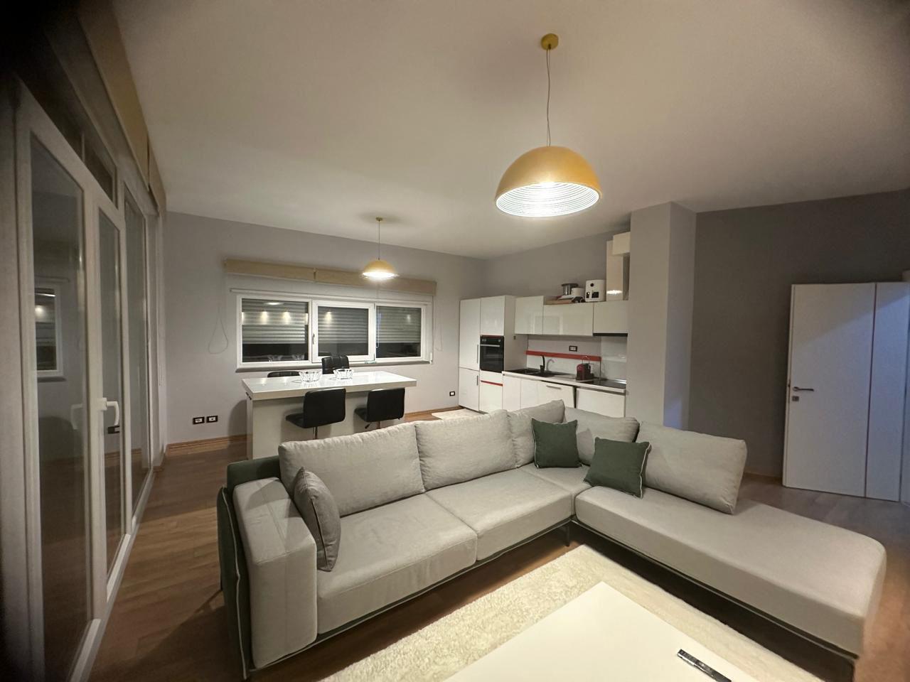 APARTAMENT ME QERA 2+1 LIQENI THATE 1.500 EURO – Tiranë