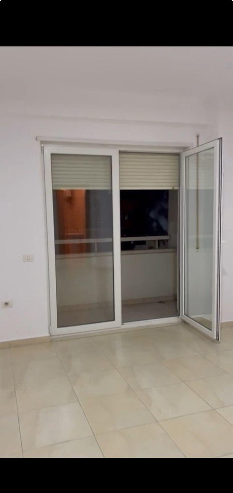 ZYRE ME QERA 118 M2 PAZARI I RI 1.000 EURO – Tiranë
