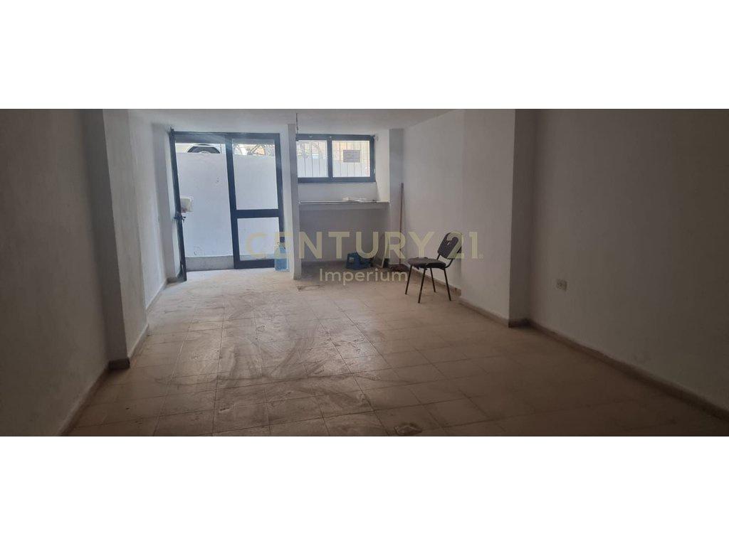 Shitet ambient komercial prane rruges Myslym Shyri! – Tiranë - 1