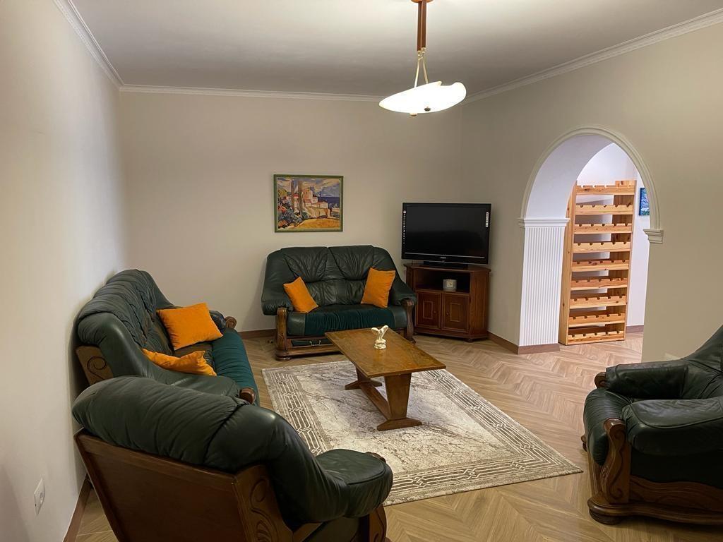 APARTAMENT ME QERA 2+1 21 DHJETORI 750 EURO – Tiranë