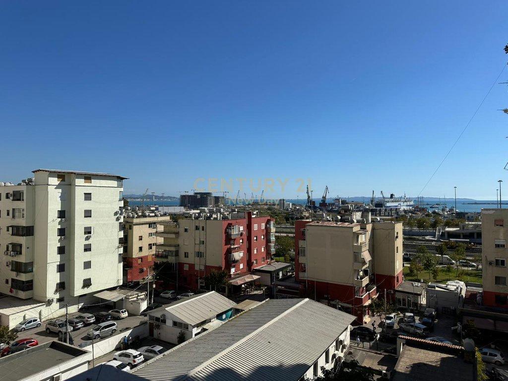 APARTAMENT 2+1+2 ME QIRA TEK MUZEUMI I DESHMOREVE, DURRES !! – Durrës