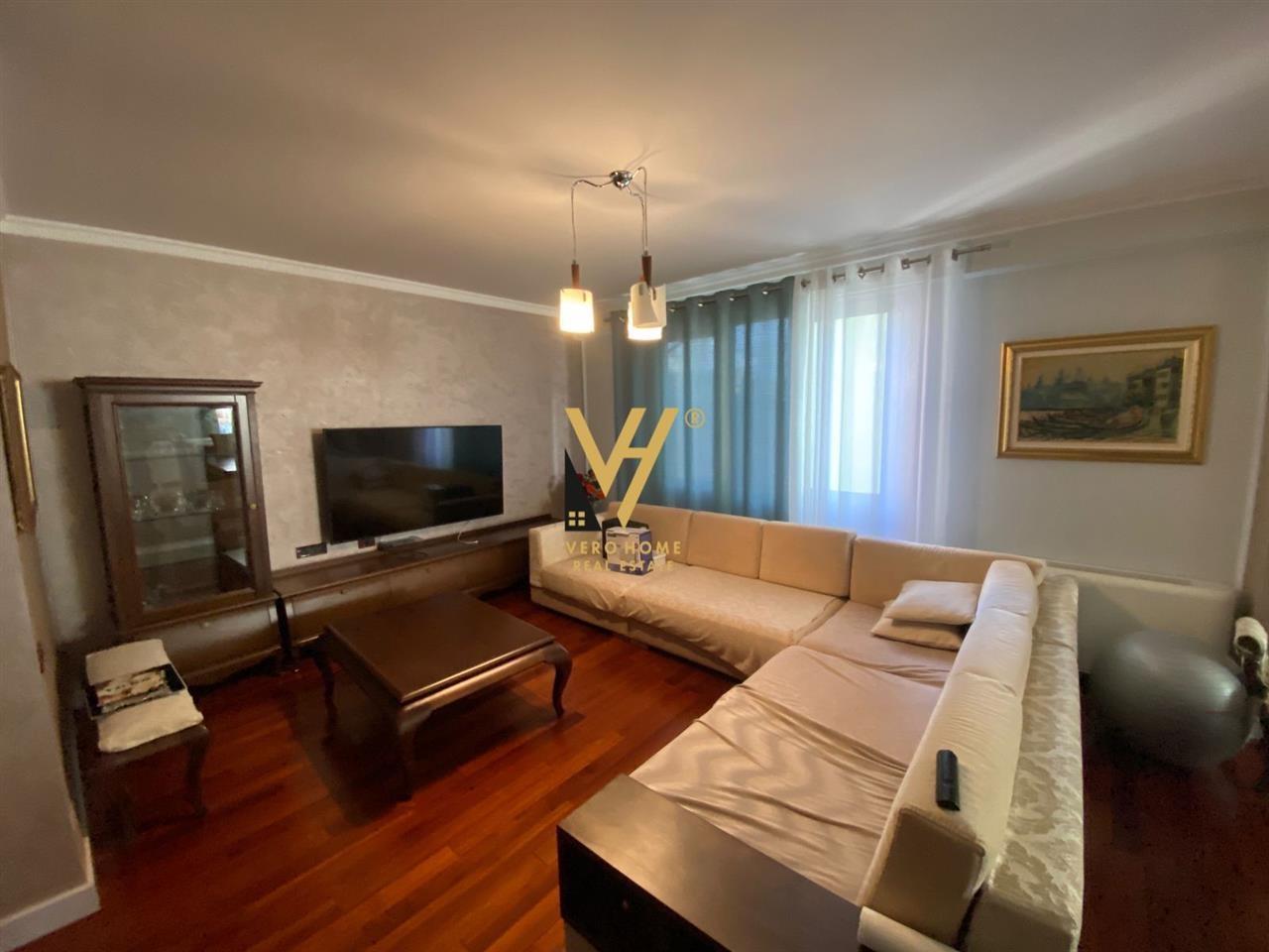 JEPET APARTAMENT 3+1+2 ME QERA TE ISH BLLOKU 2.500 EURO – Tiranë