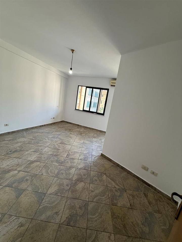SHITET GARSONIERE 40 M2 PAZARI I RI 110.000 EURO – Tiranë