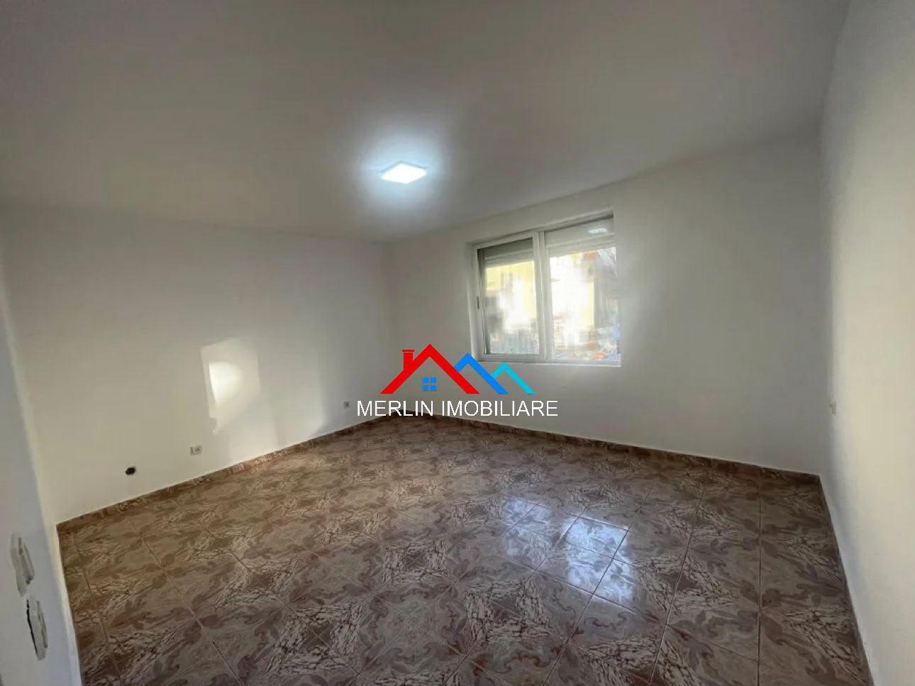 JEPET ZYRE ME QERA TEK RRUGA FERIT XHAJKO. – Tiranë - 1