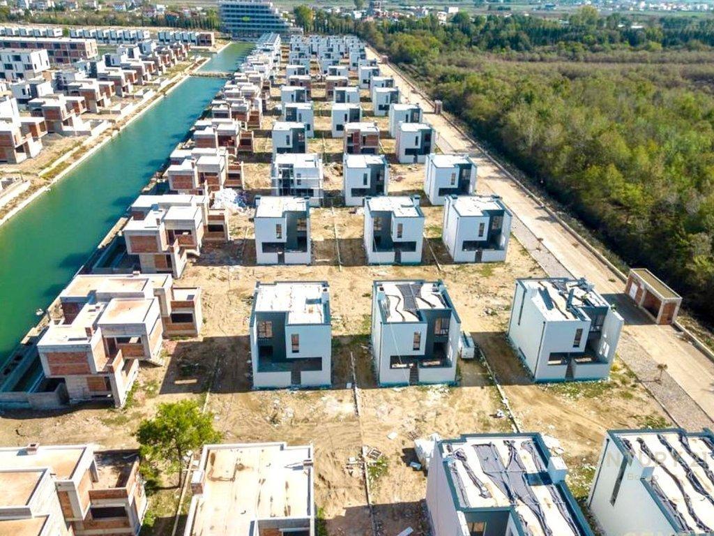 Shitet Vile me oborr te Turqoise Marina, Gjiri i Lalezit – Durrës
