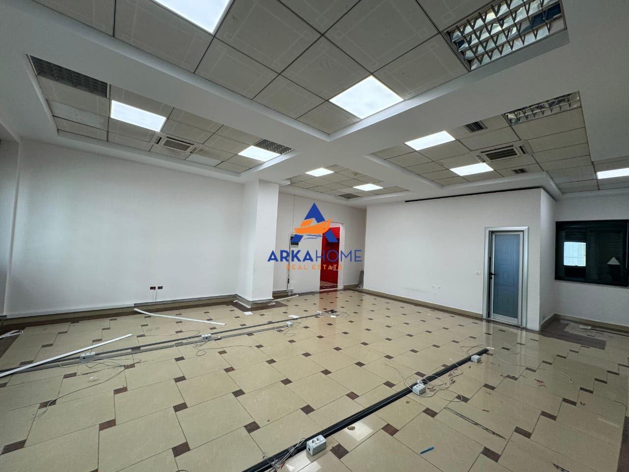 JEPET ME QERA ZYRE 105M2 "NE QËNDËR" 85.000 LEKE – Tiranë