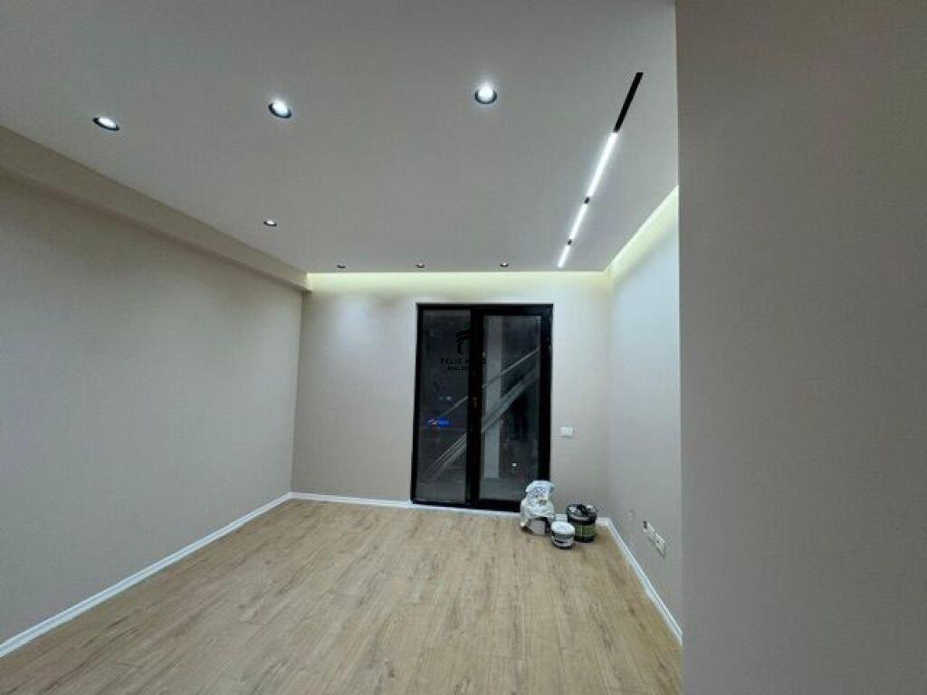 ZYRE ME QERA 85 M2 KOMUNA E PARISIT 1.000 EURO FH-67332 – Tiranë