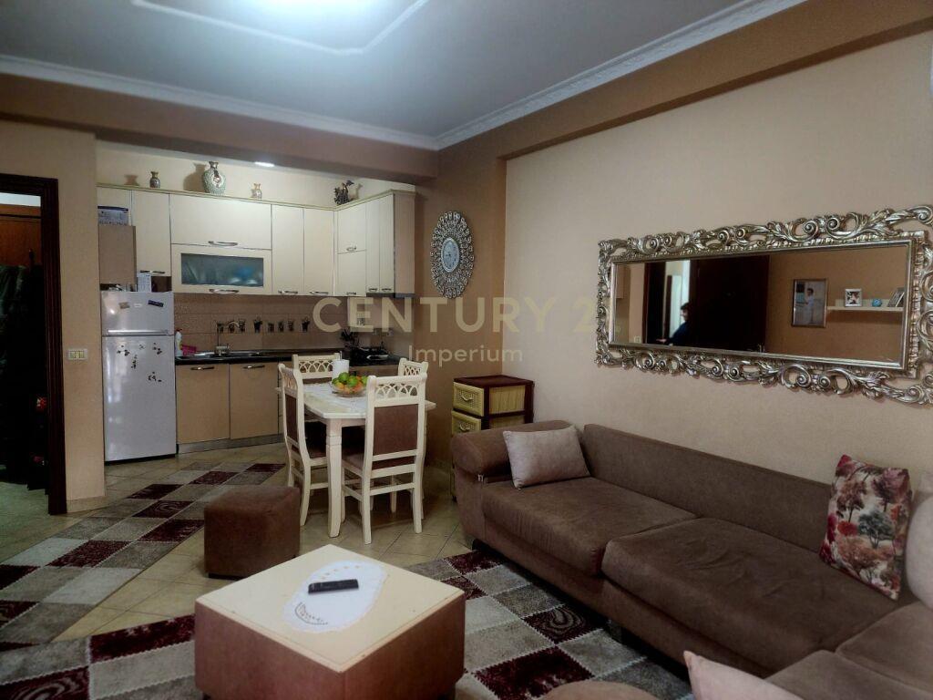 APARTAMENT PER SHITJE TEK VILA L! – Tiranë - 1
