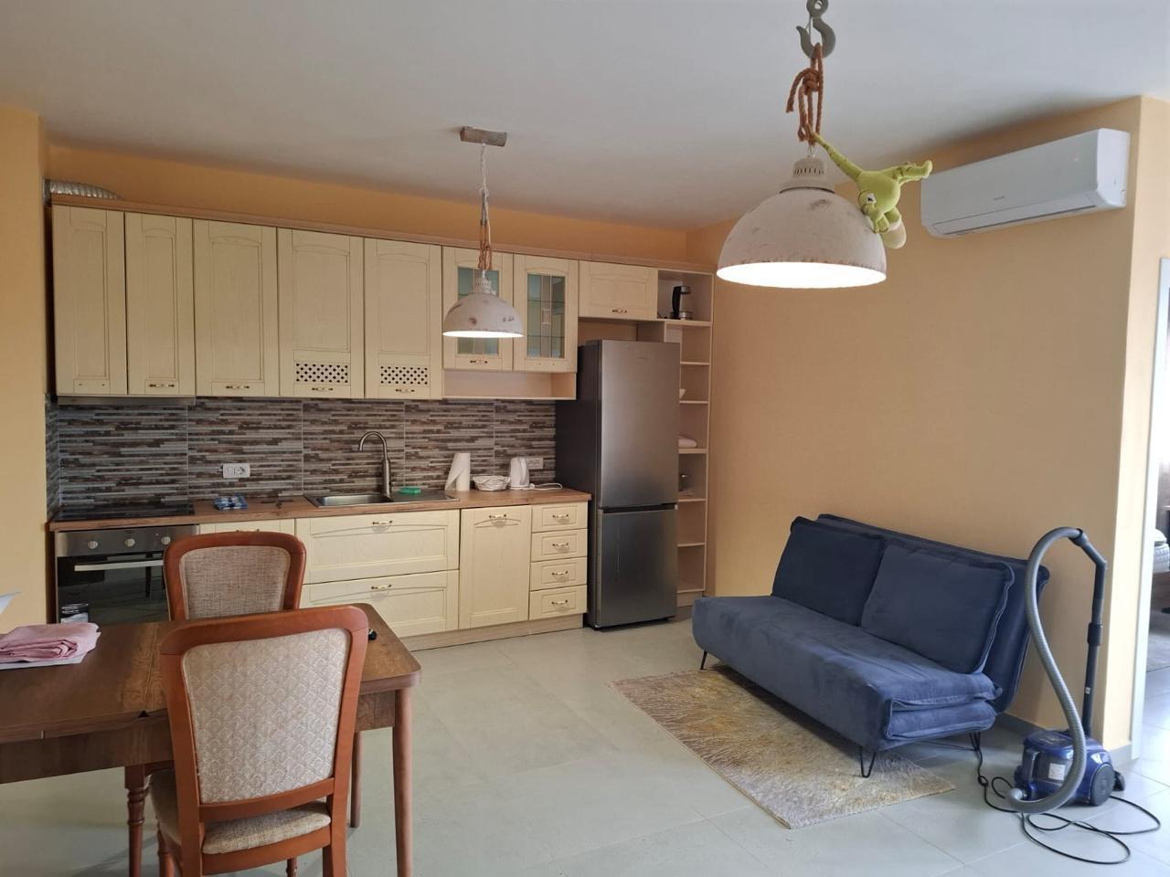 APARTAMENT ME QERA 2+1 RRUGA E DURRESIT 900 EURO – Tiranë