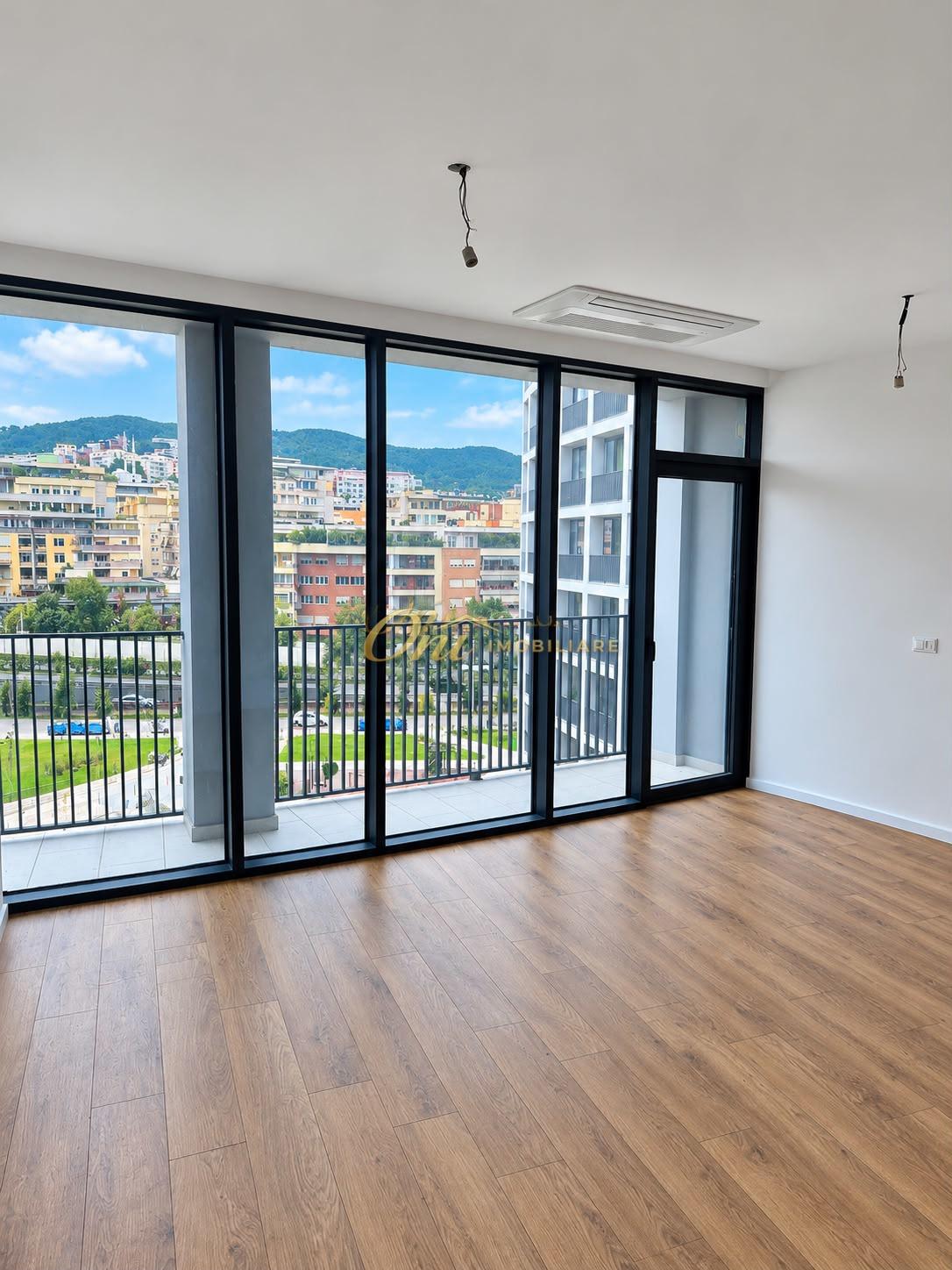 LIQENI ARTIFICIAL AMBIENT ZYRE PER QERA – Tiranë