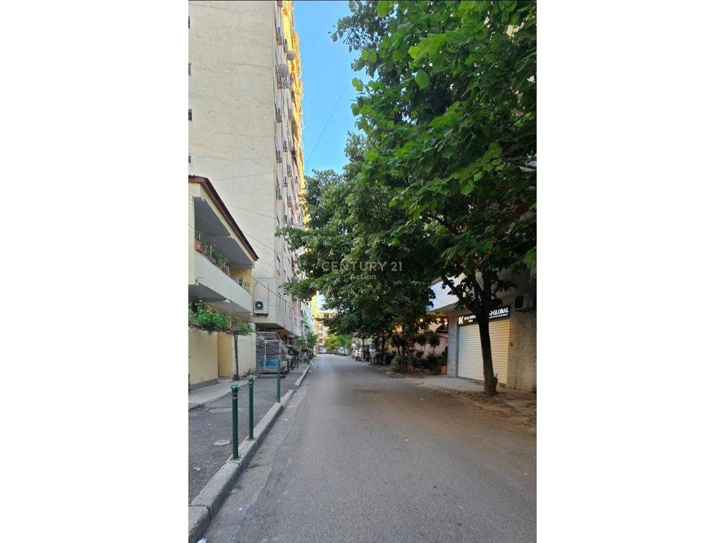 Shitet Apartament 2+1 te Sheshi Willson – Tiranë - 1